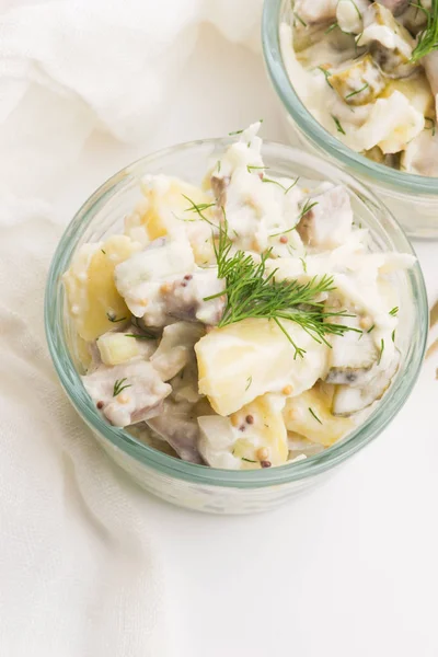Salatrasols aus Hering, Gurke und Kartoffel, angemacht mit — Stockfoto