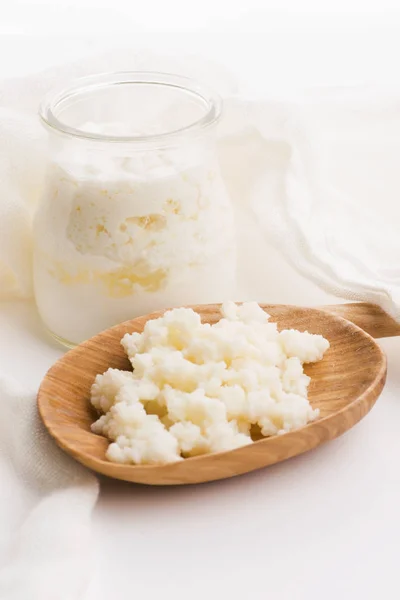 Grani di kefir di latte in cucchiaio. Lievito antipasto fermentazione batterica — Foto Stock