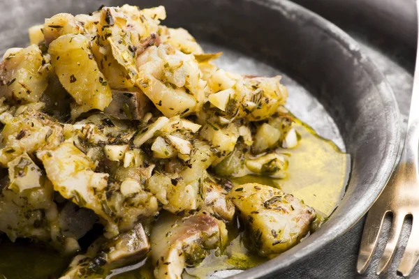 Ensalada de arenque con ajo, hierbas y aceite de oliva —  Fotos de Stock