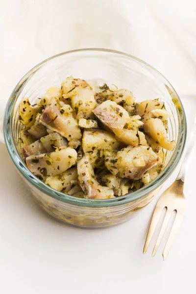 Haring salade met knoflook, kruiden en olijfolie — Stockfoto