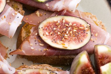 Prosciutto, incir ve zeytinyağlı sandviç.