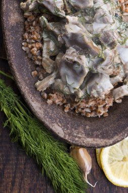 Hindili mideler, sebzeler ve karabuğday kasesi.