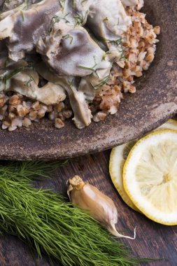 Hindili mideler, sebzeler ve karabuğday kasesi.