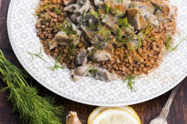 Hindili mideler, sebzeler ve karabuğday kasesi.