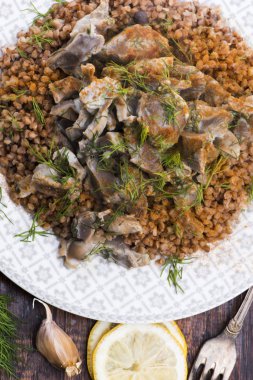 Hindili mideler, sebzeler ve karabuğday kasesi.