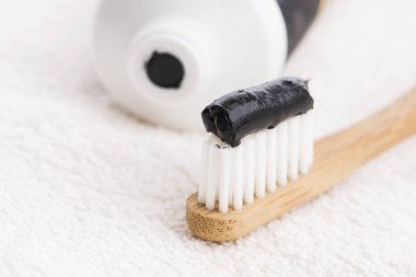 Siyah kömür diş macunlu diş fırçası