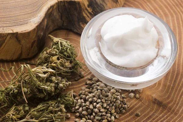 Kannabisz oinment természetes termék. Kozmetikai krém természetből — Stock Fotó