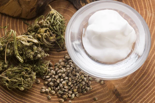 Óleo de maconha produto natural. Creme cosmético de natural ele — Fotografia de Stock