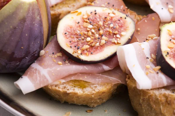 Sandwich au prosciutto, figue et huile d'olive — Photo