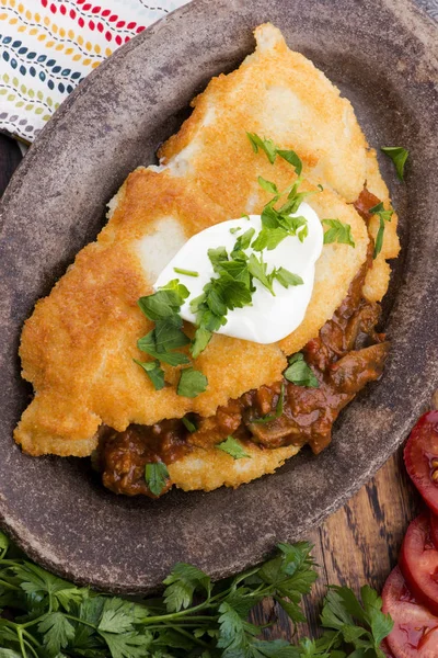 Panqueques de patata con carne, verduras, tomate y perejil —  Fotos de Stock