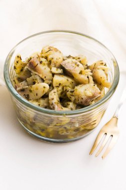 Sarımsaklı, otlu ve zeytinyağlı ringa salatası.