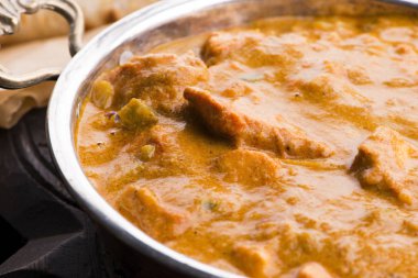 Lezzetli bir kase kremalı tavuk tikka masala