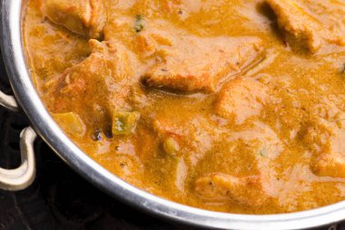 Lezzetli bir kase kremalı tavuk tikka masala