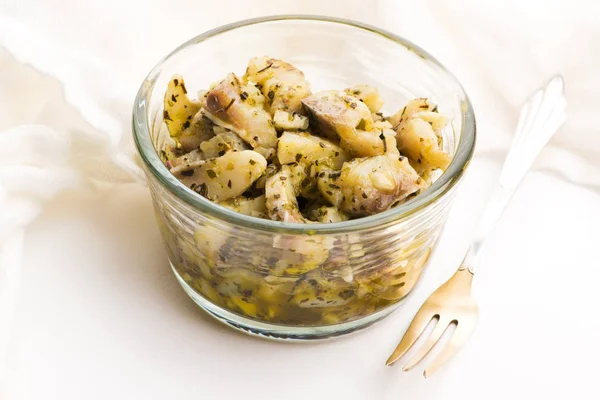 Ensalada de arenque con ajo, hierbas y aceite de oliva —  Fotos de Stock