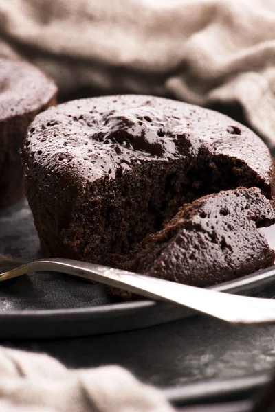 Ev yapımı kahverengi çikolatalı kekler. — Stok fotoğraf