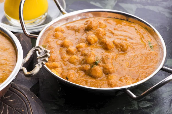 Chana Masala: prato tradicional indiano com grão de bico e curry — Fotografia de Stock