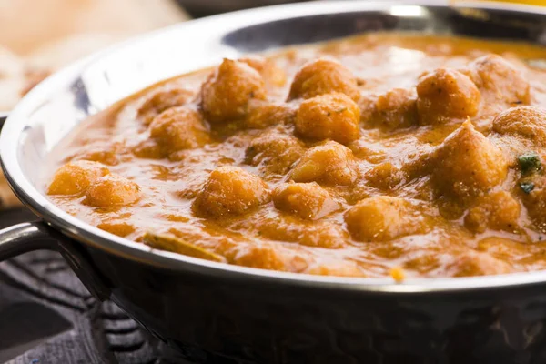 Chana Masala: Hagyományos indiai étel csicseriborsóval és curryvel — Stock Fotó