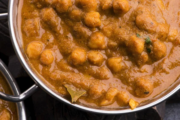Chana Masala: prato tradicional indiano com grão de bico e curry — Fotografia de Stock