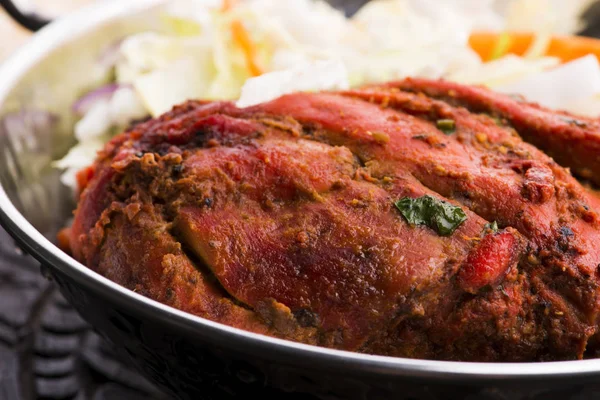 Close-up of a plate of chopped tandoori chicken — Stock Photo, Image