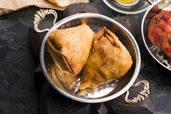 Veg Samosa - is a crispy and spicy Indian triangle shape snack — Stock Photo, Image