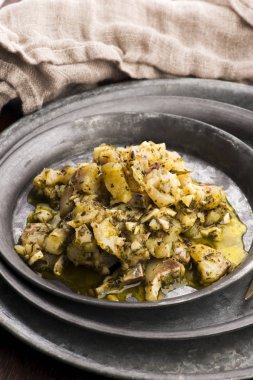 Sarımsaklı, otlu ve zeytinyağlı ringa salatası.
