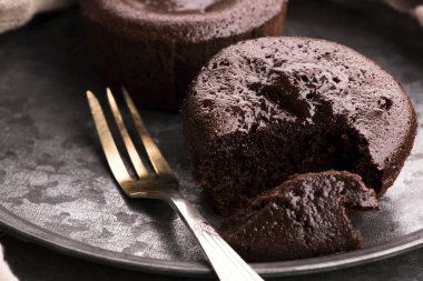 Ev yapımı kahverengi çikolatalı kekler.