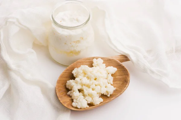 Grãos de kefir de leite na colher. Levedura fermentação bacteriana starter — Fotografia de Stock