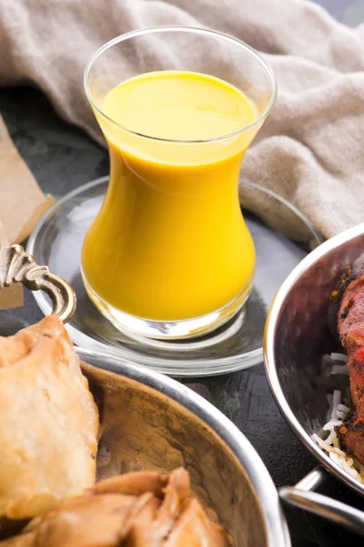 Mango Lassi, yogur o batido. Población india probiótica saludable — Foto de Stock