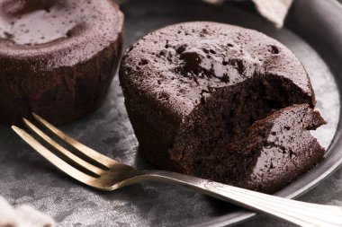 Ev yapımı kahverengi çikolatalı kekler.