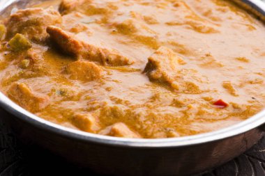 Lezzetli bir kase kremalı tavuk tikka masala