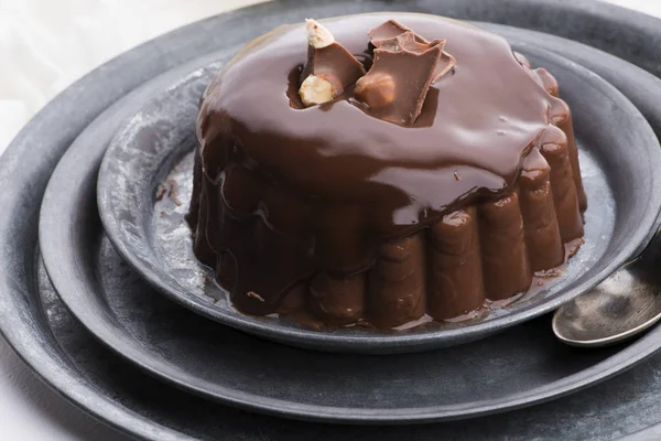 Schokopudding mit Schokoladendressing auf einem Teller — Stockfoto