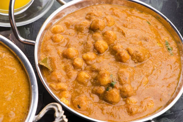 Chana Masala: prato tradicional indiano com grão de bico e curry — Fotografia de Stock