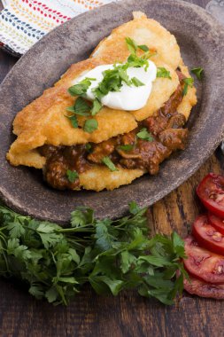 Etli, sebzeli, domatesli ve maydanozlu gözleme.