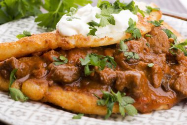 Etli, sebzeli, domatesli ve maydanozlu gözleme.