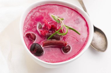 Maydanozlu pancar kökü Avrupa çorbası.