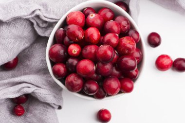 Beyaz arka planda seramik kase kızılcık.