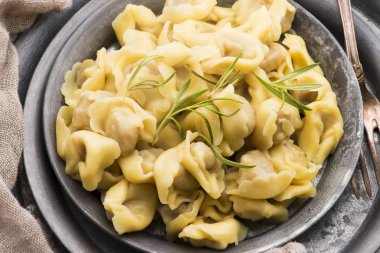 eti köfte - Rusya mantı plaka haşlanmış.