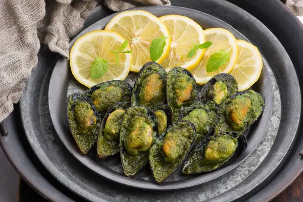 Muscheln mit Zitrone, Petersilie und Knoblauch — Stockfoto