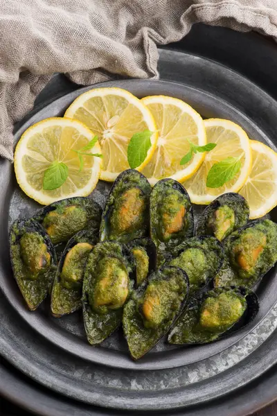 Muscheln mit Zitrone, Petersilie und Knoblauch — Stockfoto