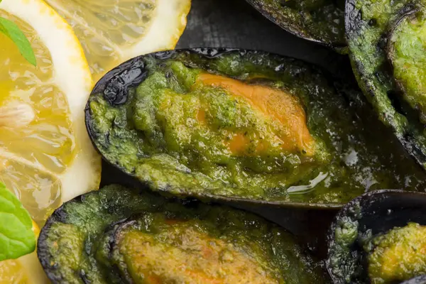 Fisk och skaldjur musslor med citron, persilja och vitlök — Stockfoto