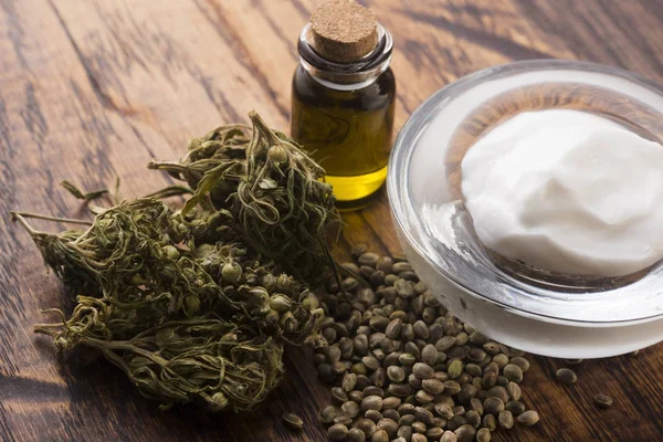 Cannabis oinment naturprodukt. Kosmetisk kräm från Natural he — Stockfoto