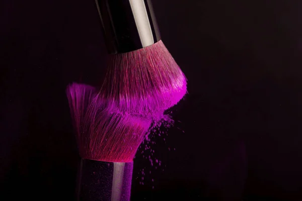 Brosse cosmétique et poudre de maquillage colorée — Photo