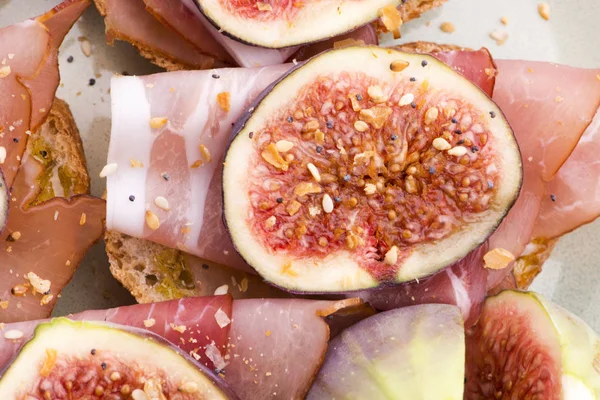 Sandwich with prosciutto, fig and olive oil — Stock Photo, Image