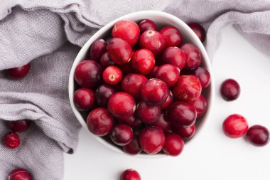 Beyaz arka planda seramik kase kızılcık.