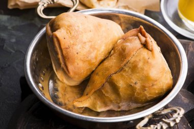 Vejetaryen Samosa, Hindistan üçgeni şeklinde gevrek ve baharatlı bir çerez.