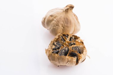 Siyah sarımsak karanfil beyaz arka plan izole