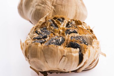 Siyah sarımsak karanfil beyaz arka plan izole