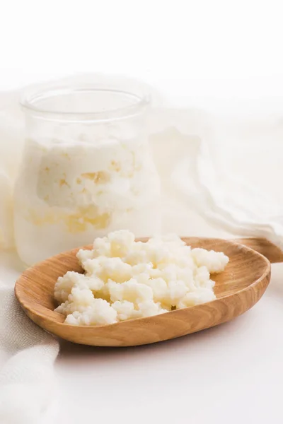 Grani di kefir di latte in cucchiaio. Lievito antipasto fermentazione batterica — Foto Stock