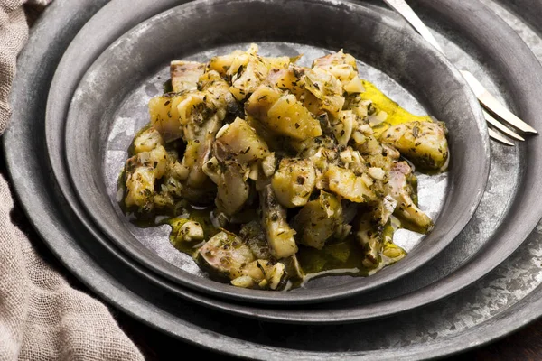 Ensalada de arenque con ajo, hierbas y aceite de oliva — Foto de Stock