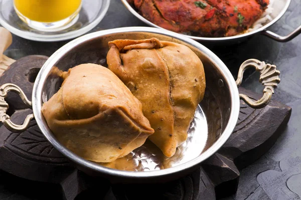 Вег Самоса - это хрустящая и пряная индийская закуска в форме треугольника — стоковое фото